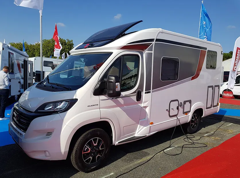 Camping-car profilé exposé